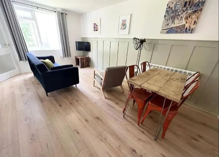 Montague Central One Bedroom Flat With Parking