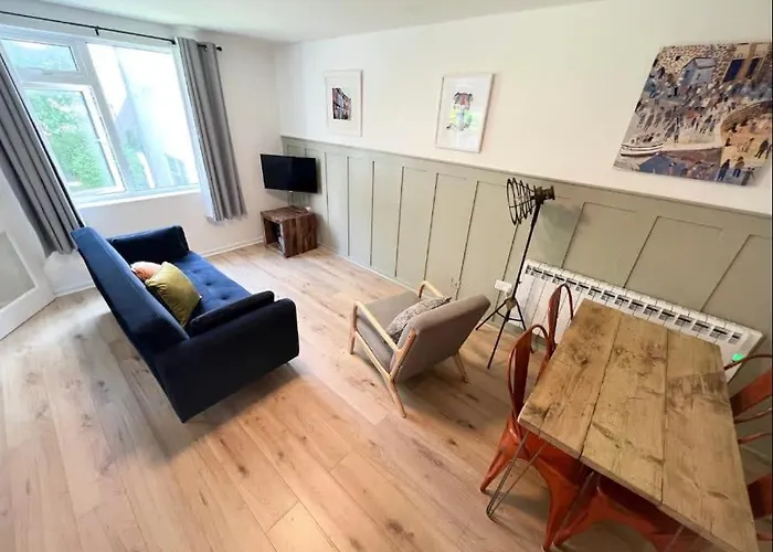 Montague Central One Bedroom Flat With Parking