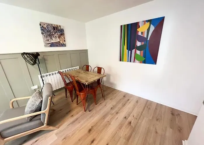 Montague Central One Bedroom Flat With Parking